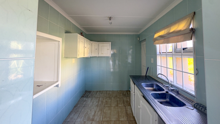 8 Bedroom Property for Sale in Middedorp Western Cape